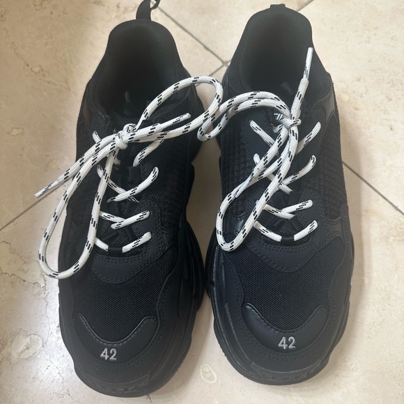 BALENCIAGA Men’s Triple S Sneaker in Black 42 EU - Picture 1 of 12